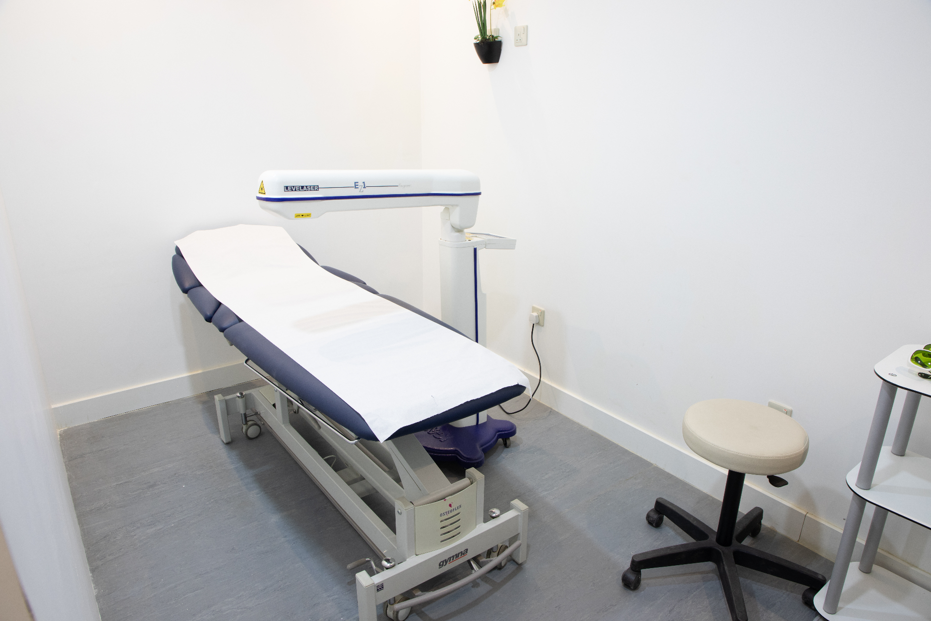 جهاز العلاج بالليزر لتخفيف آلام الظهر في Physio Prime الرياض